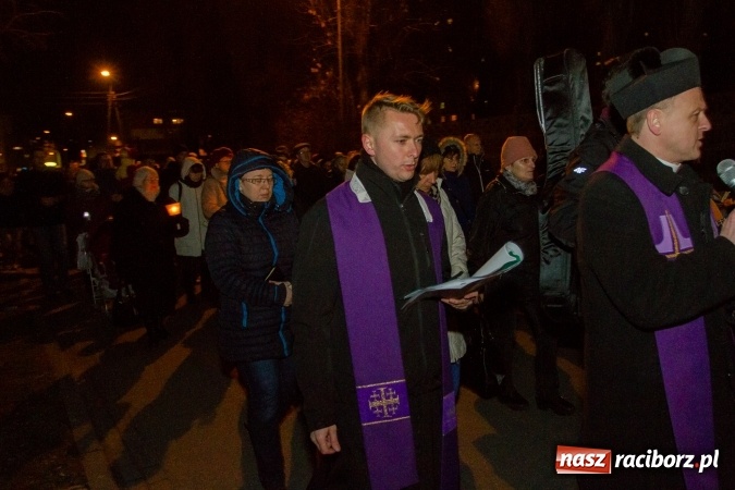 Zdjęcie w galerii na portalu naszraciborz.pl: Droga Krzyżowa raciborskich parafii. Setki wiernych spotkało się w kościele jubileuszowym Roku Miłosierdzia przy Warszawskiej wiadomości z regionu