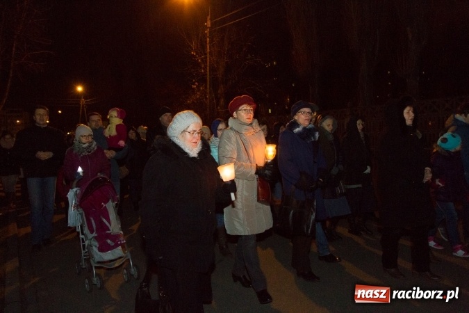 Zdjęcie w galerii na portalu naszraciborz.pl: Droga Krzyżowa raciborskich parafii. Setki wiernych spotkało się w kościele jubileuszowym Roku Miłosierdzia przy Warszawskiej wiadomości z regionu