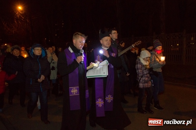 Zdjęcie w galerii na portalu naszraciborz.pl: Droga Krzyżowa raciborskich parafii. Setki wiernych spotkało się w kościele jubileuszowym Roku Miłosierdzia przy Warszawskiej wiadomości z regionu