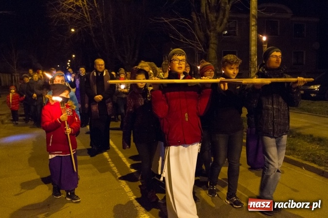 Zdjęcie w galerii na portalu naszraciborz.pl: Droga Krzyżowa raciborskich parafii. Setki wiernych spotkało się w kościele jubileuszowym Roku Miłosierdzia przy Warszawskiej wiadomości z regionu
