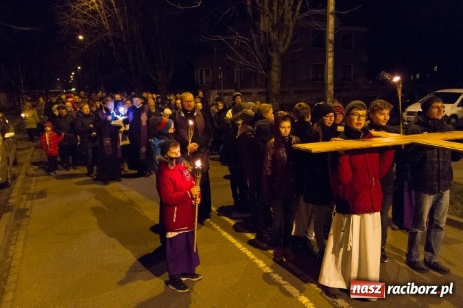 Zdjęcie w galerii na portalu naszraciborz.pl: Droga Krzyżowa raciborskich parafii. Setki wiernych spotkało się w kościele jubileuszowym Roku Miłosierdzia przy Warszawskiej wiadomości z regionu