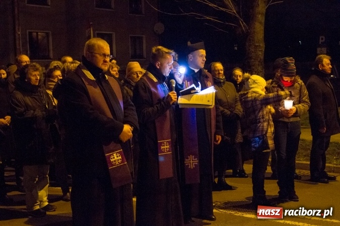 Zdjęcie w galerii na portalu naszraciborz.pl: Droga Krzyżowa raciborskich parafii. Setki wiernych spotkało się w kościele jubileuszowym Roku Miłosierdzia przy Warszawskiej wiadomości z regionu