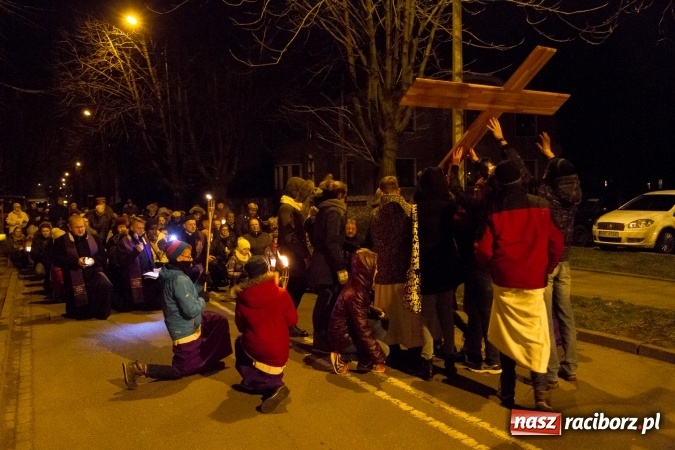 Zdjęcie w galerii na portalu naszraciborz.pl: Droga Krzyżowa raciborskich parafii. Setki wiernych spotkało się w kościele jubileuszowym Roku Miłosierdzia przy Warszawskiej wiadomości z regionu