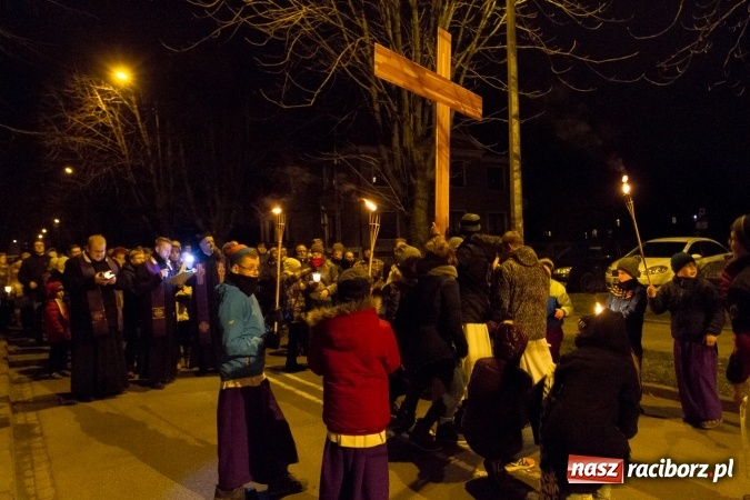 Zdjęcie w galerii na portalu naszraciborz.pl: Droga Krzyżowa raciborskich parafii. Setki wiernych spotkało się w kościele jubileuszowym Roku Miłosierdzia przy Warszawskiej wiadomości z regionu