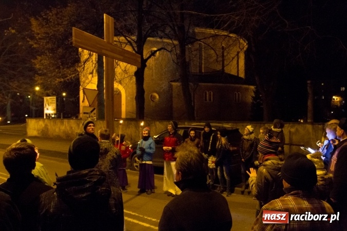 Zdjęcie w galerii na portalu naszraciborz.pl: Droga Krzyżowa raciborskich parafii. Setki wiernych spotkało się w kościele jubileuszowym Roku Miłosierdzia przy Warszawskiej wiadomości z regionu