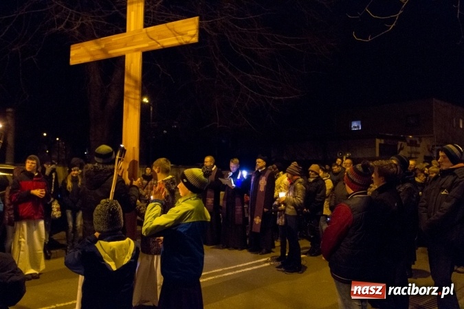 Zdjęcie w galerii na portalu naszraciborz.pl: Droga Krzyżowa raciborskich parafii. Setki wiernych spotkało się w kościele jubileuszowym Roku Miłosierdzia przy Warszawskiej wiadomości z regionu