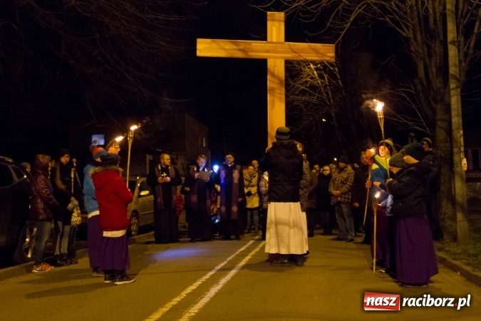 Zdjęcie w galerii na portalu naszraciborz.pl: Droga Krzyżowa raciborskich parafii. Setki wiernych spotkało się w kościele jubileuszowym Roku Miłosierdzia przy Warszawskiej wiadomości z regionu