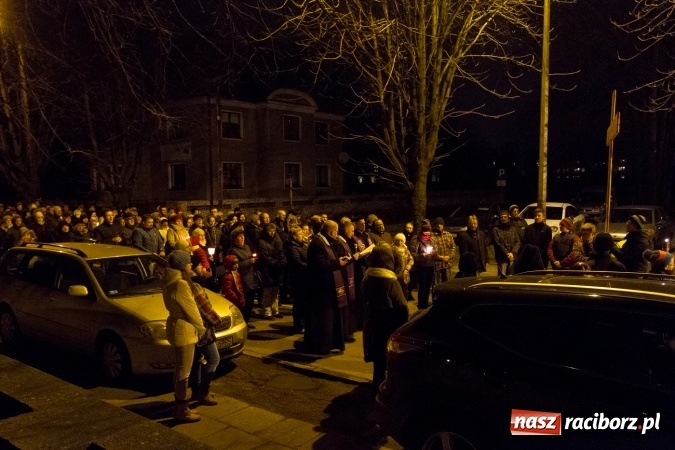 Zdjęcie w galerii na portalu naszraciborz.pl: Droga Krzyżowa raciborskich parafii. Setki wiernych spotkało się w kościele jubileuszowym Roku Miłosierdzia przy Warszawskiej wiadomości z regionu