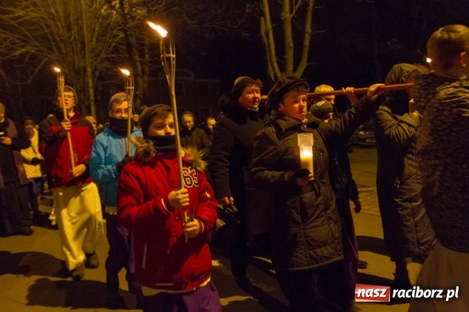 Zdjęcie w galerii na portalu naszraciborz.pl: Droga Krzyżowa raciborskich parafii. Setki wiernych spotkało się w kościele jubileuszowym Roku Miłosierdzia przy Warszawskiej wiadomości z regionu
