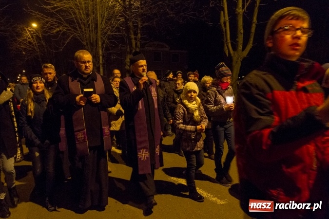 Zdjęcie w galerii na portalu naszraciborz.pl: Droga Krzyżowa raciborskich parafii. Setki wiernych spotkało się w kościele jubileuszowym Roku Miłosierdzia przy Warszawskiej wiadomości z regionu
