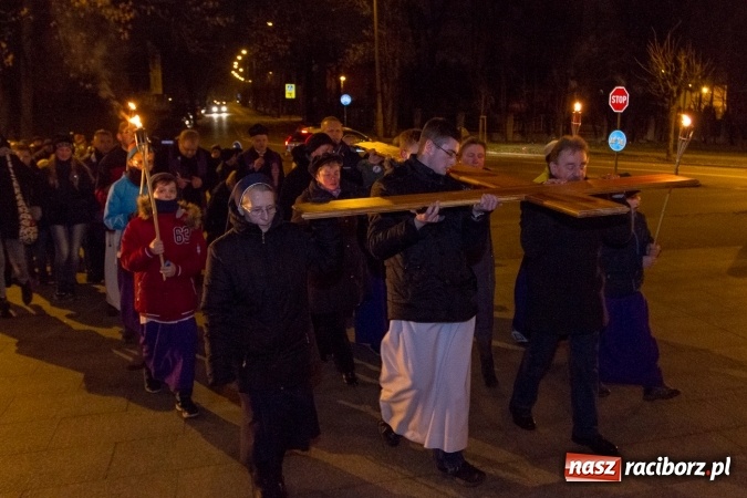 Zdjęcie w galerii na portalu naszraciborz.pl: Droga Krzyżowa raciborskich parafii. Setki wiernych spotkało się w kościele jubileuszowym Roku Miłosierdzia przy Warszawskiej wiadomości z regionu