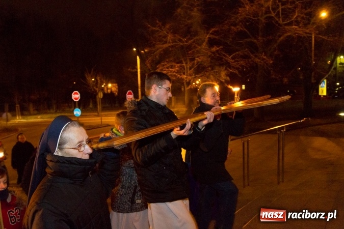 Zdjęcie w galerii na portalu naszraciborz.pl: Droga Krzyżowa raciborskich parafii. Setki wiernych spotkało się w kościele jubileuszowym Roku Miłosierdzia przy Warszawskiej wiadomości z regionu