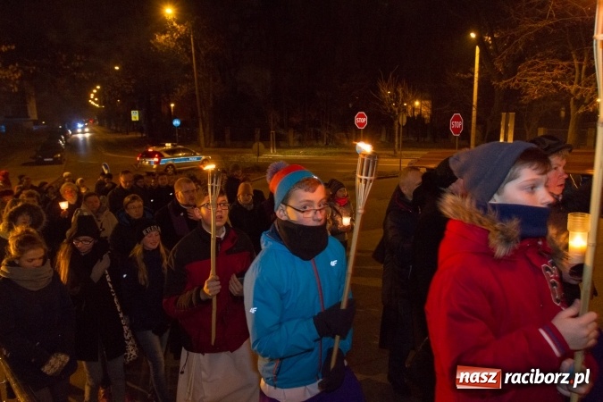 Zdjęcie w galerii na portalu naszraciborz.pl: Droga Krzyżowa raciborskich parafii. Setki wiernych spotkało się w kościele jubileuszowym Roku Miłosierdzia przy Warszawskiej wiadomości z regionu