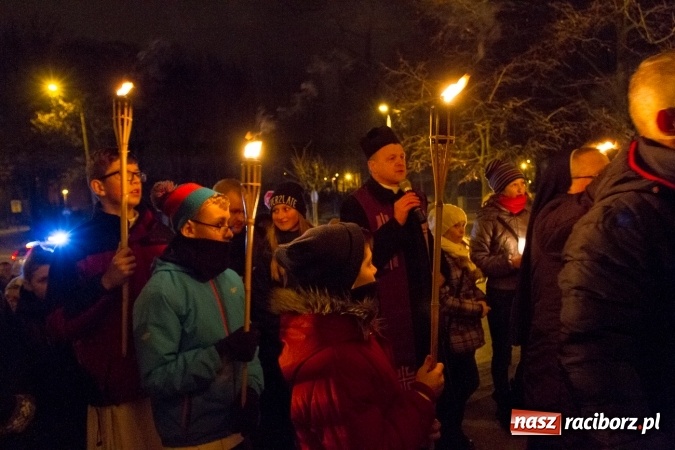 Zdjęcie w galerii na portalu naszraciborz.pl: Droga Krzyżowa raciborskich parafii. Setki wiernych spotkało się w kościele jubileuszowym Roku Miłosierdzia przy Warszawskiej wiadomości z regionu