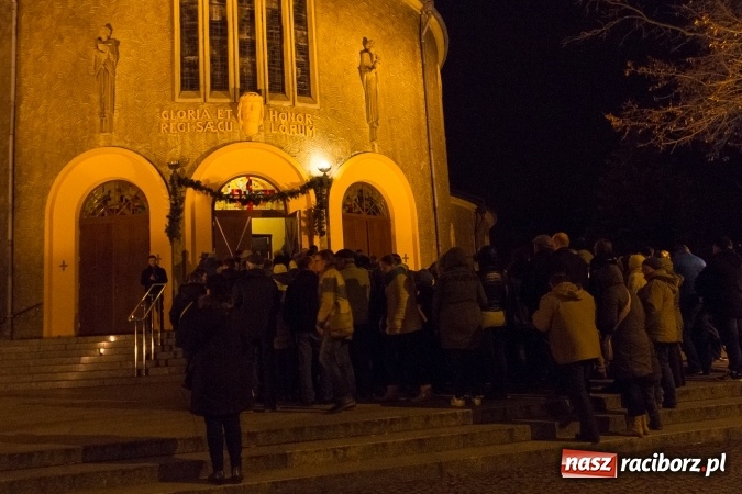 Zdjęcie w galerii na portalu naszraciborz.pl: Droga Krzyżowa raciborskich parafii. Setki wiernych spotkało się w kościele jubileuszowym Roku Miłosierdzia przy Warszawskiej wiadomości z regionu