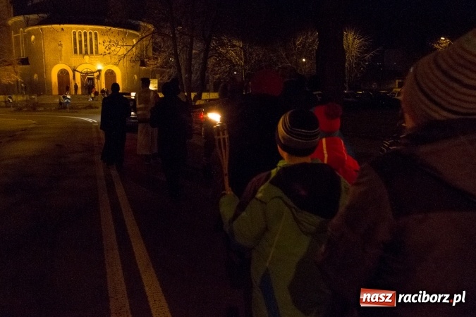 Zdjęcie w galerii na portalu naszraciborz.pl: Droga Krzyżowa raciborskich parafii. Setki wiernych spotkało się w kościele jubileuszowym Roku Miłosierdzia przy Warszawskiej wiadomości z regionu