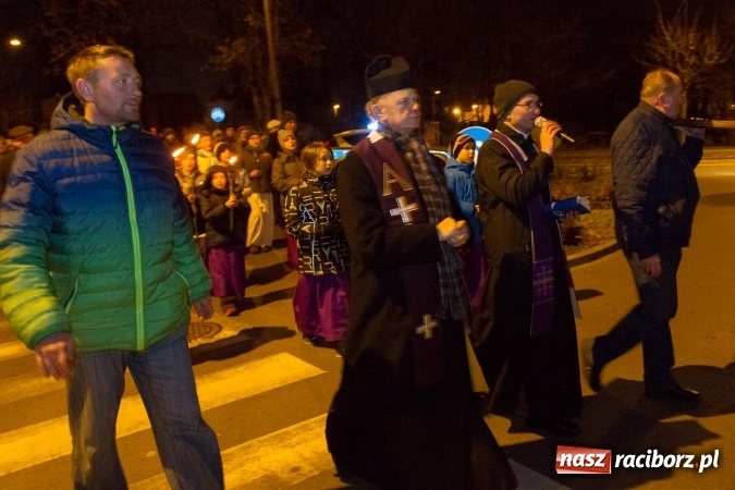 Zdjęcie w galerii na portalu naszraciborz.pl: Droga Krzyżowa raciborskich parafii. Setki wiernych spotkało się w kościele jubileuszowym Roku Miłosierdzia przy Warszawskiej wiadomości z regionu