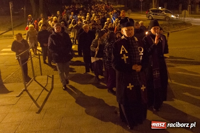 Zdjęcie w galerii na portalu naszraciborz.pl: Droga Krzyżowa raciborskich parafii. Setki wiernych spotkało się w kościele jubileuszowym Roku Miłosierdzia przy Warszawskiej wiadomości z regionu