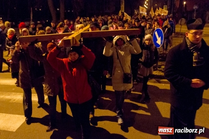 Zdjęcie w galerii na portalu naszraciborz.pl: Droga Krzyżowa raciborskich parafii. Setki wiernych spotkało się w kościele jubileuszowym Roku Miłosierdzia przy Warszawskiej wiadomości z regionu