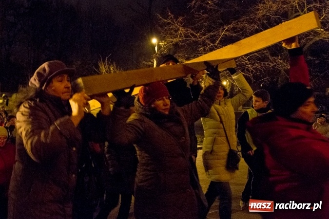 Zdjęcie w galerii na portalu naszraciborz.pl: Droga Krzyżowa raciborskich parafii. Setki wiernych spotkało się w kościele jubileuszowym Roku Miłosierdzia przy Warszawskiej wiadomości z regionu