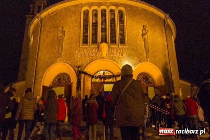 Zdjęcie w galerii na portalu naszraciborz.pl: Droga Krzyżowa raciborskich parafii. Setki wiernych spotkało się w kościele jubileuszowym Roku Miłosierdzia przy Warszawskiej wiadomości z regionu