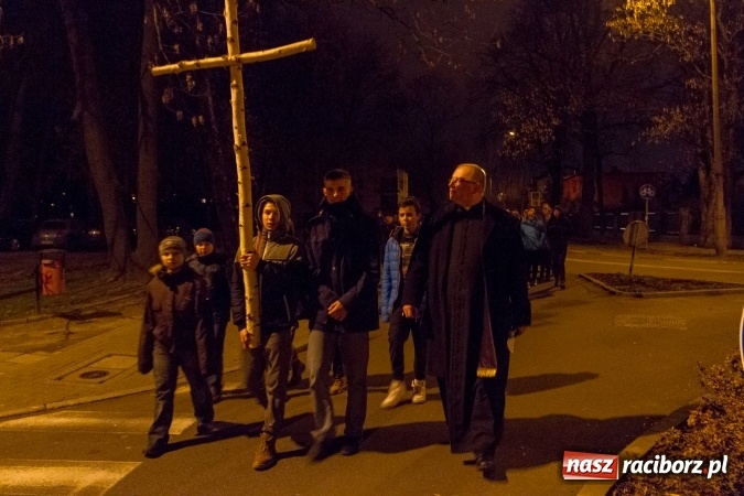 Zdjęcie w galerii na portalu naszraciborz.pl: Droga Krzyżowa raciborskich parafii. Setki wiernych spotkało się w kościele jubileuszowym Roku Miłosierdzia przy Warszawskiej wiadomości z regionu