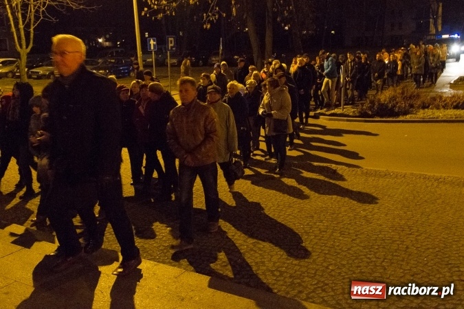 Zdjęcie w galerii na portalu naszraciborz.pl: Droga Krzyżowa raciborskich parafii. Setki wiernych spotkało się w kościele jubileuszowym Roku Miłosierdzia przy Warszawskiej wiadomości z regionu