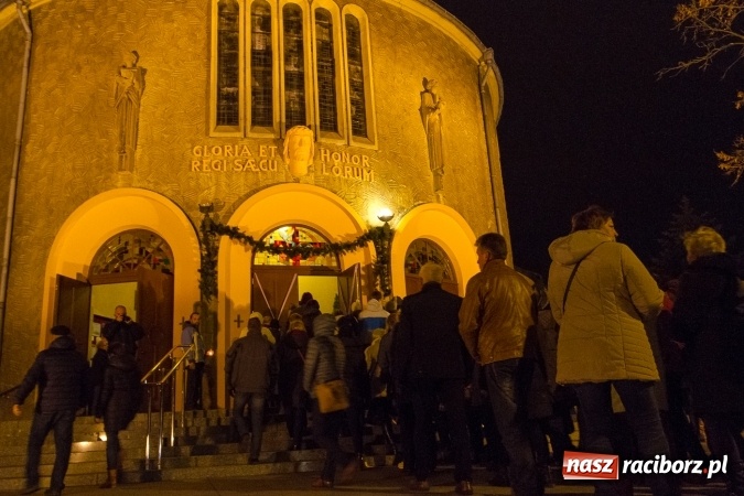 Zdjęcie w galerii na portalu naszraciborz.pl: Droga Krzyżowa raciborskich parafii. Setki wiernych spotkało się w kościele jubileuszowym Roku Miłosierdzia przy Warszawskiej wiadomości z regionu