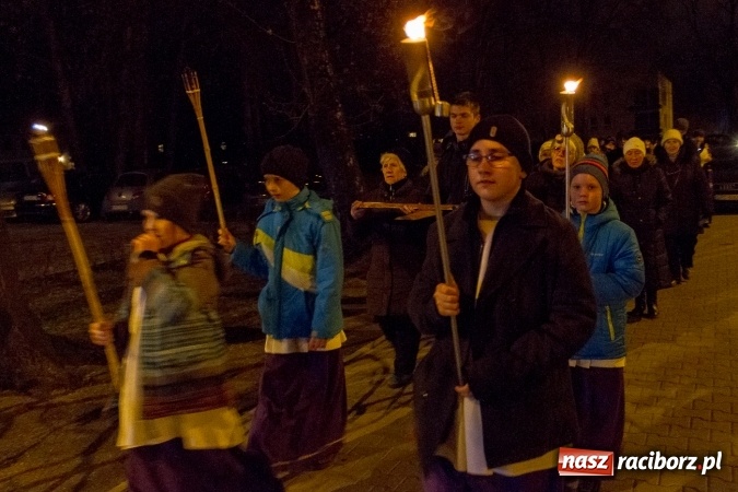 Zdjęcie w galerii na portalu naszraciborz.pl: Droga Krzyżowa raciborskich parafii. Setki wiernych spotkało się w kościele jubileuszowym Roku Miłosierdzia przy Warszawskiej wiadomości z regionu