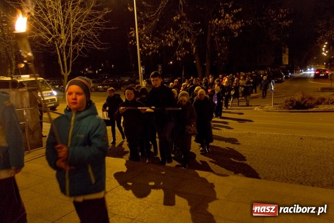 Zdjęcie w galerii na portalu naszraciborz.pl: Droga Krzyżowa raciborskich parafii. Setki wiernych spotkało się w kościele jubileuszowym Roku Miłosierdzia przy Warszawskiej wiadomości z regionu