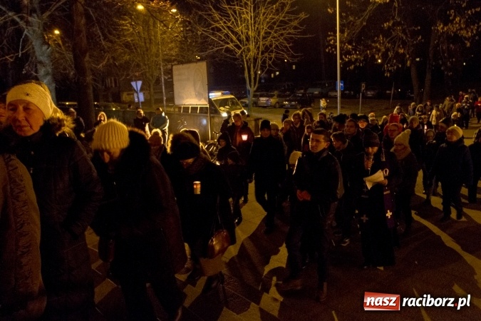 Zdjęcie w galerii na portalu naszraciborz.pl: Droga Krzyżowa raciborskich parafii. Setki wiernych spotkało się w kościele jubileuszowym Roku Miłosierdzia przy Warszawskiej wiadomości z regionu