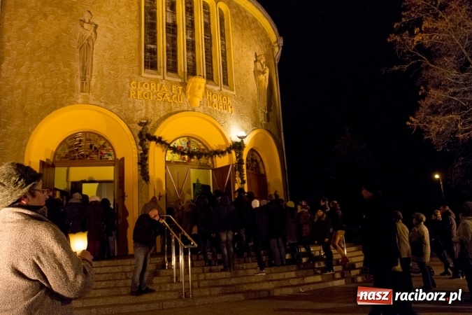 Zdjęcie w galerii na portalu naszraciborz.pl: Droga Krzyżowa raciborskich parafii. Setki wiernych spotkało się w kościele jubileuszowym Roku Miłosierdzia przy Warszawskiej wiadomości z regionu
