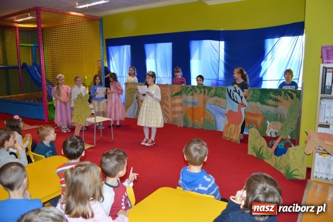 Zdjęcie w galerii na portalu naszraciborz.pl: Uczniowie z Czwórki poszli do Stokrotki z przedstawieniem wiadomości z regionu