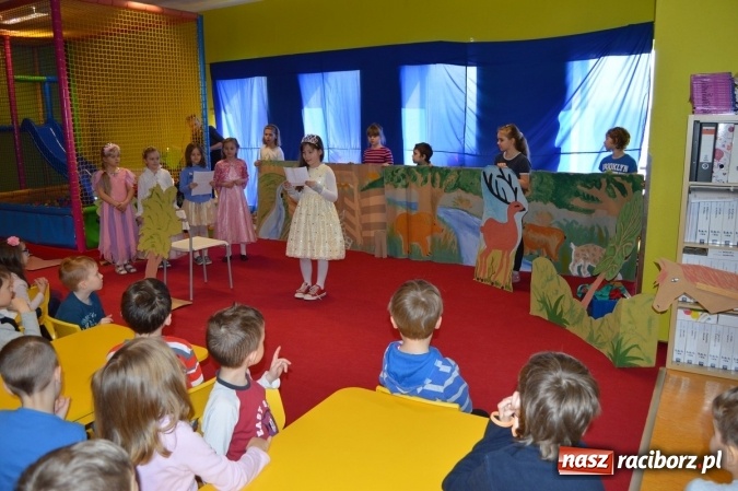 Zdjęcie w galerii na portalu naszraciborz.pl: Uczniowie z Czwórki poszli do Stokrotki z przedstawieniem wiadomości z regionu