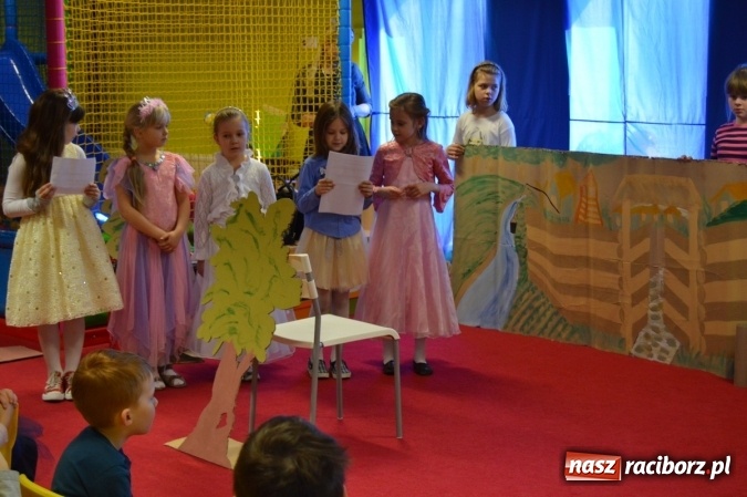 Zdjęcie w galerii na portalu naszraciborz.pl: Uczniowie z Czwórki poszli do Stokrotki z przedstawieniem wiadomości z regionu