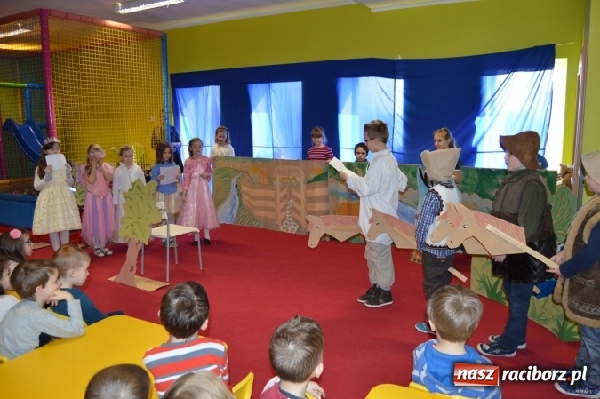 Zdjęcie w galerii na portalu naszraciborz.pl: Uczniowie z Czwórki poszli do Stokrotki z przedstawieniem wiadomości z regionu