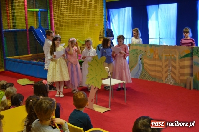 Zdjęcie w galerii na portalu naszraciborz.pl: Uczniowie z Czwórki poszli do Stokrotki z przedstawieniem wiadomości z regionu