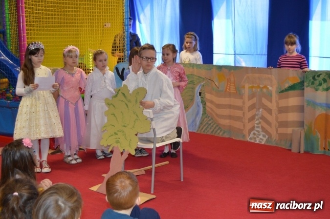 Zdjęcie w galerii na portalu naszraciborz.pl: Uczniowie z Czwórki poszli do Stokrotki z przedstawieniem wiadomości z regionu