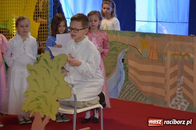 Zdjęcie w galerii na portalu naszraciborz.pl: Uczniowie z Czwórki poszli do Stokrotki z przedstawieniem wiadomości z regionu