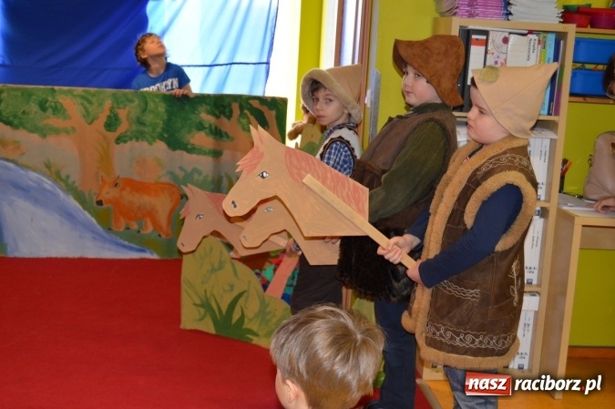 Zdjęcie w galerii na portalu naszraciborz.pl: Uczniowie z Czwórki poszli do Stokrotki z przedstawieniem wiadomości z regionu