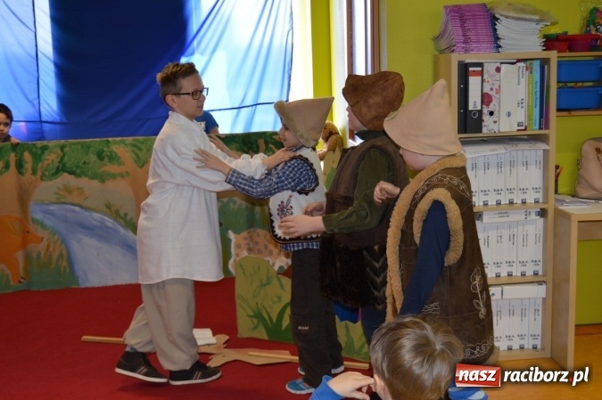 Zdjęcie w galerii na portalu naszraciborz.pl: Uczniowie z Czwórki poszli do Stokrotki z przedstawieniem wiadomości z regionu