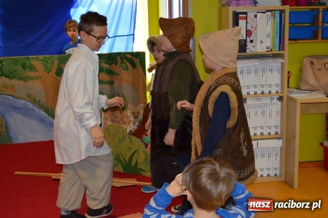 Zdjęcie w galerii na portalu naszraciborz.pl: Uczniowie z Czwórki poszli do Stokrotki z przedstawieniem wiadomości z regionu