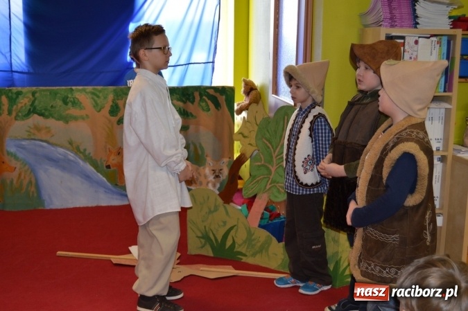 Zdjęcie w galerii na portalu naszraciborz.pl: Uczniowie z Czwórki poszli do Stokrotki z przedstawieniem wiadomości z regionu