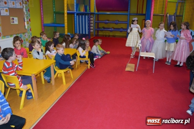 Zdjęcie w galerii na portalu naszraciborz.pl: Uczniowie z Czwórki poszli do Stokrotki z przedstawieniem wiadomości z regionu