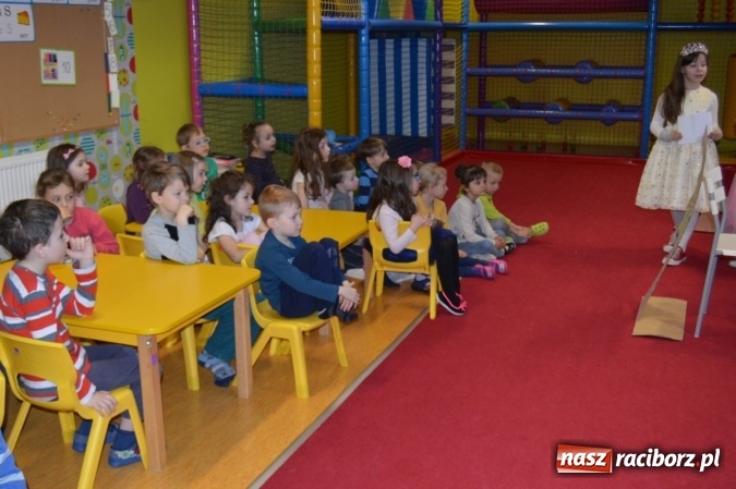 Zdjęcie w galerii na portalu naszraciborz.pl: Uczniowie z Czwórki poszli do Stokrotki z przedstawieniem wiadomości z regionu