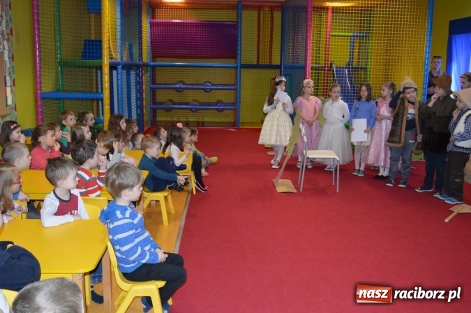 Zdjęcie w galerii na portalu naszraciborz.pl: Uczniowie z Czwórki poszli do Stokrotki z przedstawieniem wiadomości z regionu