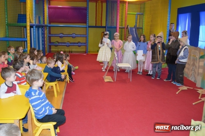 Zdjęcie w galerii na portalu naszraciborz.pl: Uczniowie z Czwórki poszli do Stokrotki z przedstawieniem wiadomości z regionu