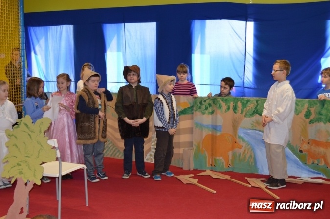 Zdjęcie w galerii na portalu naszraciborz.pl: Uczniowie z Czwórki poszli do Stokrotki z przedstawieniem wiadomości z regionu