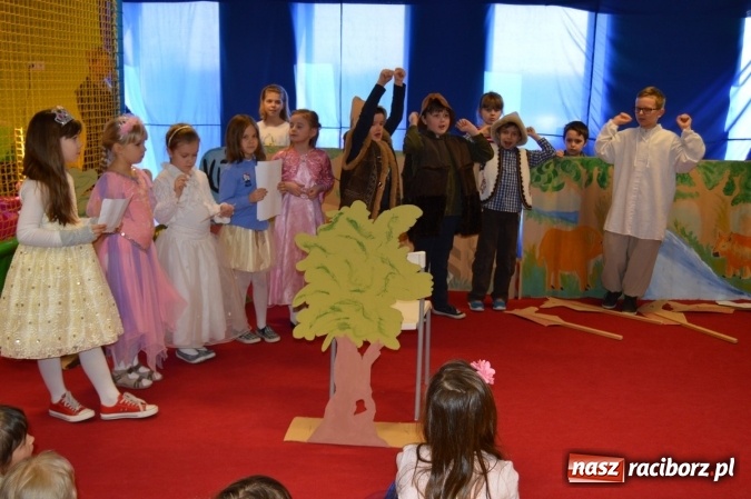 Zdjęcie w galerii na portalu naszraciborz.pl: Uczniowie z Czwórki poszli do Stokrotki z przedstawieniem wiadomości z regionu