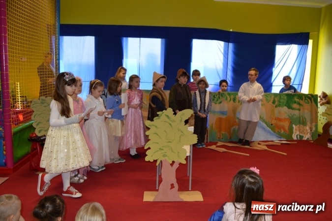 Zdjęcie w galerii na portalu naszraciborz.pl: Uczniowie z Czwórki poszli do Stokrotki z przedstawieniem wiadomości z regionu